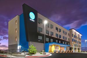 ein Hotel mit einem beleuchteten Gebäude in der Unterkunft Tru By Hilton Albuquerque North I-25, Nm in Albuquerque