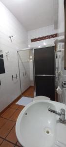 een badkamer met een wit toilet en een douche bij Down The River Hostel in Iporanga
