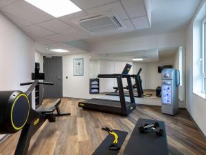 The fitness centre and/or fitness facilities at ibis Styles Hamburg Barmbek