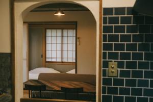 um quarto com um espelho e uma cama num quarto em 無添加料理と天然温泉つきの ちいさな貸別荘 little villa 柊日 em Azumino