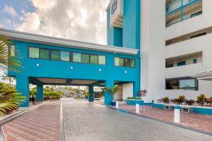 um edifício azul e branco com um passeio em Hilton Vacation Club Royal Palm St Maarten em Simpson Bay