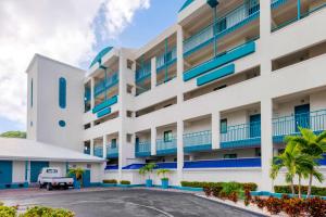 una vista exterior de un hotel con aparcamiento en Hilton Vacation Club Royal Palm St Maarten en Simpson Bay