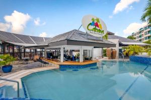 Hilton Vacation Club Royal Palm St Maarten في سيمبسون باي: مسبح في منتجع فيه مطعم