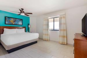 a bedroom with a bed and a flat screen tv at Hilton Vacation Club Royal Palm St Maarten in Simpson Bay