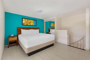 a bedroom with a large bed and a blue wall at Hilton Vacation Club Royal Palm St Maarten in Simpson Bay