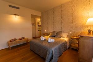 una camera da letto con un letto e due asciugamani di SkyAttic - 801 - CItyLife - 1 min Domodossola M5 a Milano