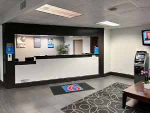 Lobbyn eller receptionsområdet på Studio 6 Suites Clarion, PA