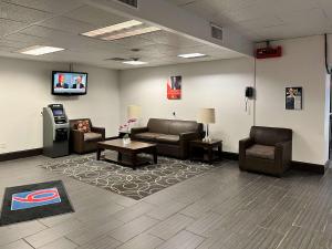 Lobbyn eller receptionsområdet på Studio 6 Suites Clarion, PA