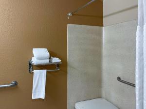uma casa de banho com WC e toalhas na parede em Studio 6 Columbus GA Columbus Airport em Columbus