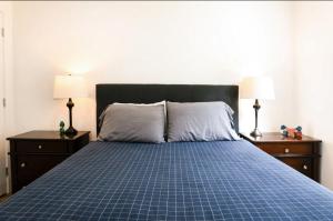 Krevet ili kreveti u jedinici u objektu Brand New 3BR Cabin w/Indoor Fireplace and Laundry