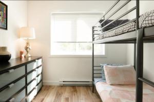 Krevet ili kreveti na kat u jedinici u objektu Brand New 3BR Cabin w/Indoor Fireplace and Laundry