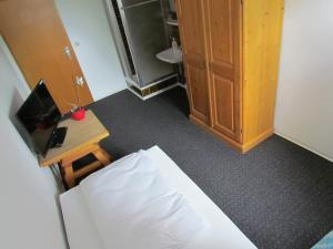 einen Blick über ein Schlafzimmer mit einem Bett und einem Schrank in der Unterkunft Hotel Stadt Mainz in Schwabenheim