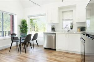 Virtuvė arba virtuvėlė apgyvendinimo įstaigoje Brand New 3BR Cabin w/Indoor Fireplace and Laundry