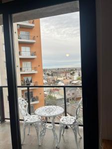 d'une table et de chaises sur un balcon avec vue. dans l'établissement Ministro Brin Suite MT, à Remedios de Escalada