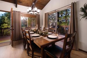 Φωτογραφία από το άλμπουμ του Large A-Frame Cabin (9 Beds, AC, + Lake Access) σε Lake Arrowhead