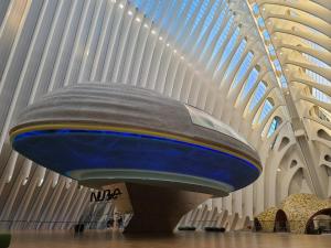 un grande edificio con un grande oggetto blu e grigio di Las Artes Hlius Luxury Apartments a Valencia