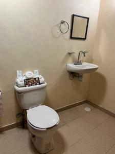 uma casa de banho com um WC e um lavatório em Posada Los Arcos em Taxco de Alarcón