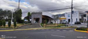 a building on the corner of a street at Urbanización El Condado. in Quito