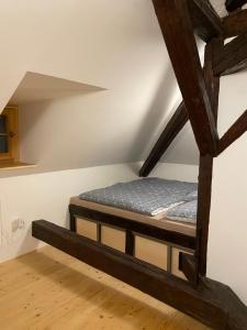 een slaapkamer met een bed op zolder bij Apartment Trotuar in Banská Štiavnica