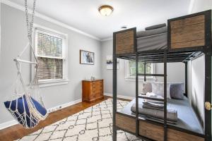 ein Schlafzimmer mit einem Etagenbett und einer hängenden Hängematte in der Unterkunft Private, Tranquil Living in Historic RVA Awaits! in Richmond