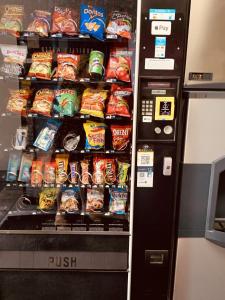 uma máquina de venda automática cheia de diferentes tipos de alimentos em Motel 6-Santa Ana, CA em Santa Ana