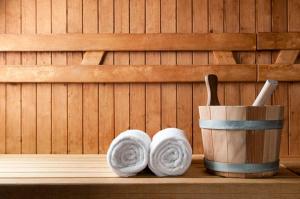 ein Paar Handtücher und eine Tasse in der Sauna in der Unterkunft Waldhotel Friedrichroda in Friedrichroda