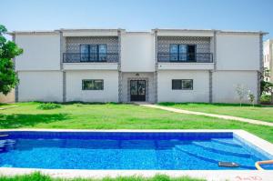 uma casa com uma piscina em frente em Residence Eliz em Kabrousse