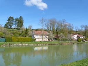 dom siedzący obok dużego jeziora w obiekcie Gîte loft au bord de la Meuse avec jardin, terrasses et activités variées à Vilosnes-Haraumont - FR-1-585-81 w mieście Vilosnes-sur-Meuse
