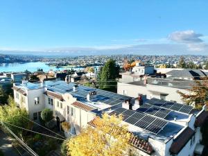 eine Gruppe von Häusern mit Sonnenkollektoren auf ihren Dächern in der Unterkunft Cabin Vibes Condo in North Capitol Hill in Seattle