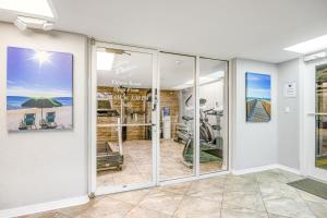 une chambre avec des portes coulissantes en verre dans un bâtiment dans l'établissement Gulf Dunes W 512, à Fort Walton Beach