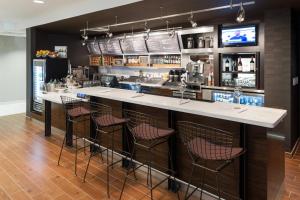 bar z stołkami barowymi w kuchni w obiekcie Courtyard by Marriott Hattiesburg w mieście Hattiesburg