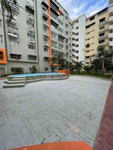 a courtyard in front of a large apartment building at AM.AIRBNB in Santo Domingo