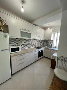 Kuchyň nebo kuchyňský kout v ubytování Kukes Apartment Hotel