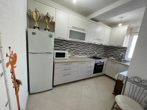 Kuchyň nebo kuchyňský kout v ubytování Kukes Apartment Hotel + 15 fotografií