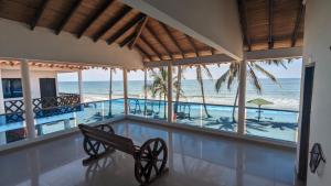 - un banc dans une chambre avec vue sur l'océan dans l'établissement Beach Life Palomino - Beach Club & Party Hostel, à Palomino