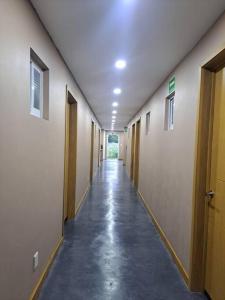 un couloir vide avec un long couloir avec des portes en bois dans l'établissement Excelente lugar para descansar.²⁰⁵, à Fortín de las Flores