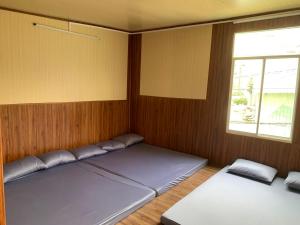 מיטה או מיטות בחדר ב-Nhà Nghỉ Gia Khang