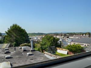 vistas a la ciudad desde el techo en Montys, en Castle Douglas