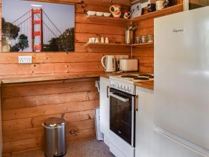 een keuken met een fornuis en een koelkast bij Lekido in Hernehill