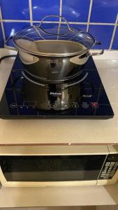 a pot sitting on top of a stove at Apartamento encantador 04 in Montes Claros