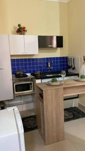 uma cozinha com um fogão e uma bancada em Apartamento encantador 04 em Montes Claros