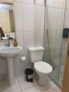 un piccolo bagno con servizi igienici e lavandino di Apartamento encantador 04 a Montes Claros