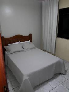 アハイアウ・ド・カボにあるPrainha com Requinte, Apartamento em Arraialのテレビ付きの客室の白いベッド1台