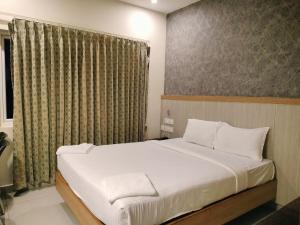 Postel nebo postele na pokoji v ubytování Wyt Hotels - Rameswaram