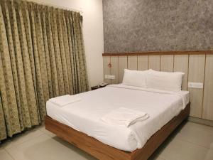 Postel nebo postele na pokoji v ubytování Wyt Hotels - Rameswaram