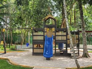 un parco giochi con scivolo blu di Casa de 3 habitaciones TODAS con baño propio, 3 y medio baños en toal, alberca, cupo hasta 12 personas a Playa del Carmen