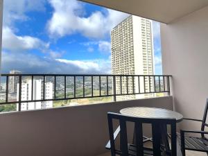 Rõdu või terrass majutusasutuses Royal Kuhio 1702 - Spacious Studio with Stunning Mountain City Views in the Heart of Waikiki!