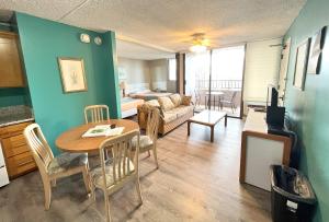 Televiisor ja/või meelelahutuskeskus majutusasutuses Royal Kuhio 1702 - Spacious Studio with Stunning Mountain City Views in the Heart of Waikiki!