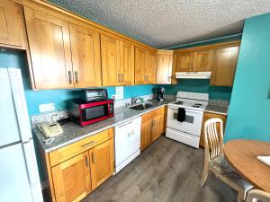 Köök või kööginurk majutusasutuses Royal Kuhio 1702 - Spacious Studio with Stunning Mountain City Views in the Heart of Waikiki!