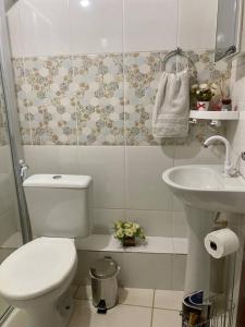 uma casa de banho com um WC e um lavatório em Apartamento encantador 3 em Montes Claros